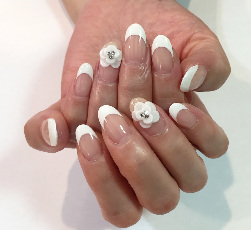 白フレンチネイル×カメリア。