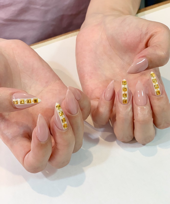 ヴァレンティノ風 スタッズネイル。