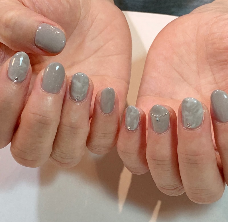 シックグレーのマーブル柄×シンプルビジューネイル。