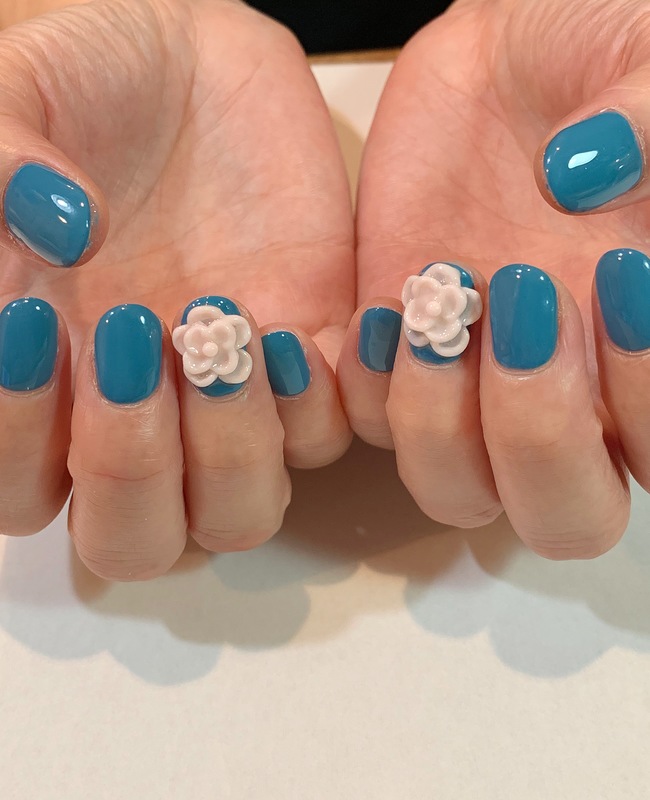 くすみブルー×カメリア風3Dネイル。