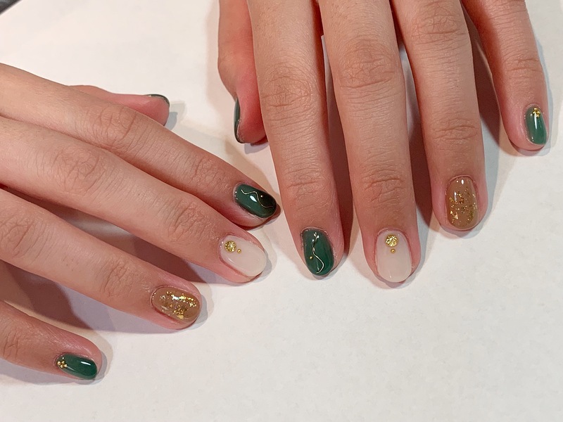 カーキ×ゴールド・秋ネイル。