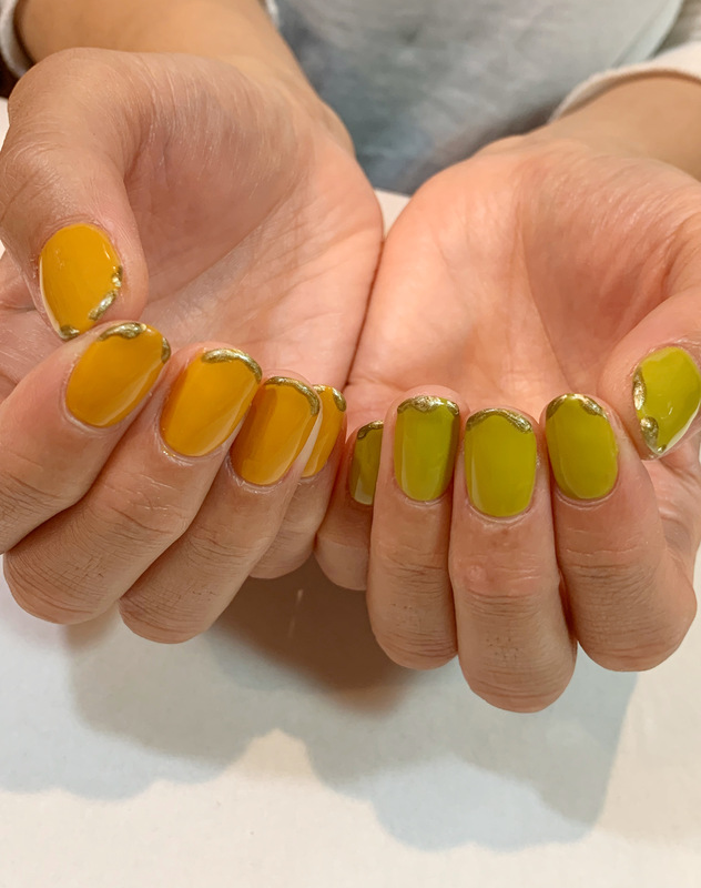 くすみイエロー×グリーン　エッジライン ニュアンスネイル。
