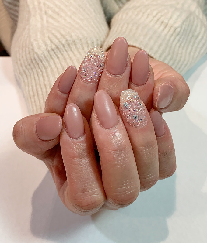 ・ワンカラーネイル・マットネイル・ベージュ・ピクシー・ビジューネイル