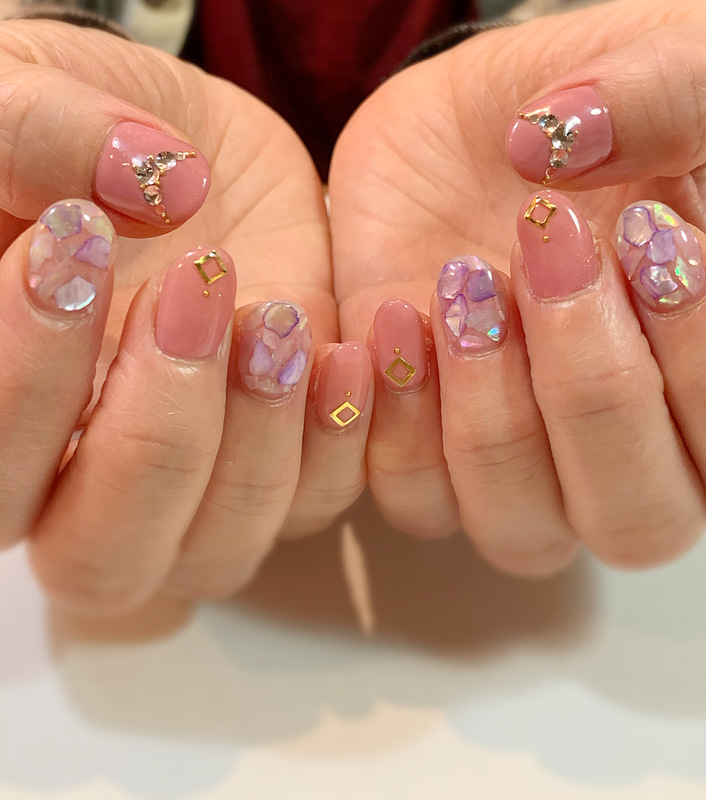 ・春ピンクネイル・つやつやネイル・クラッシュシェル・Vビジュー・ゴールド