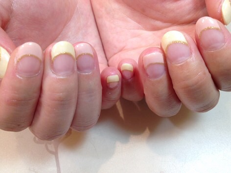 黄色とベージュ。