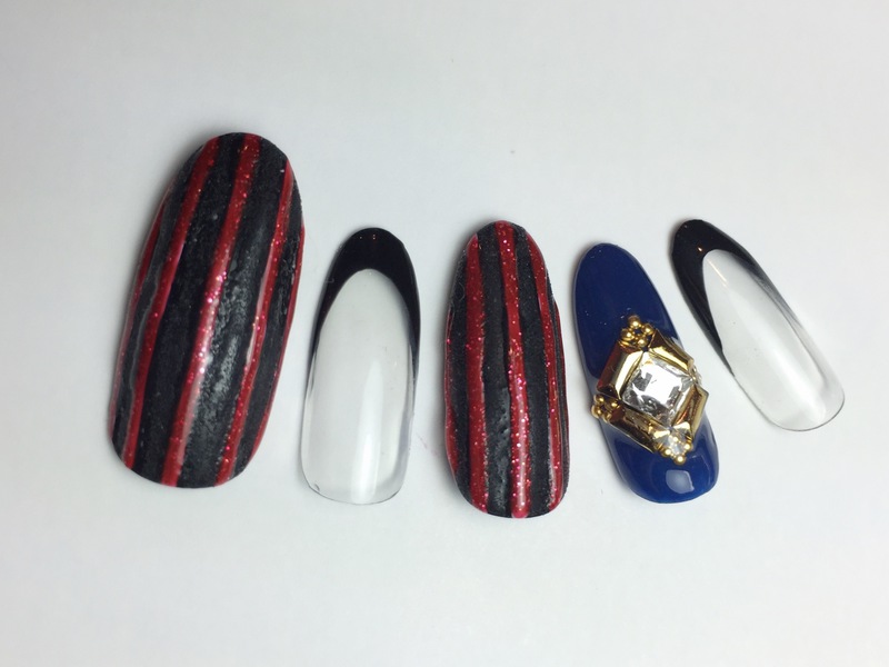 レザー・ストライプ×アンティーク風ビジュー。